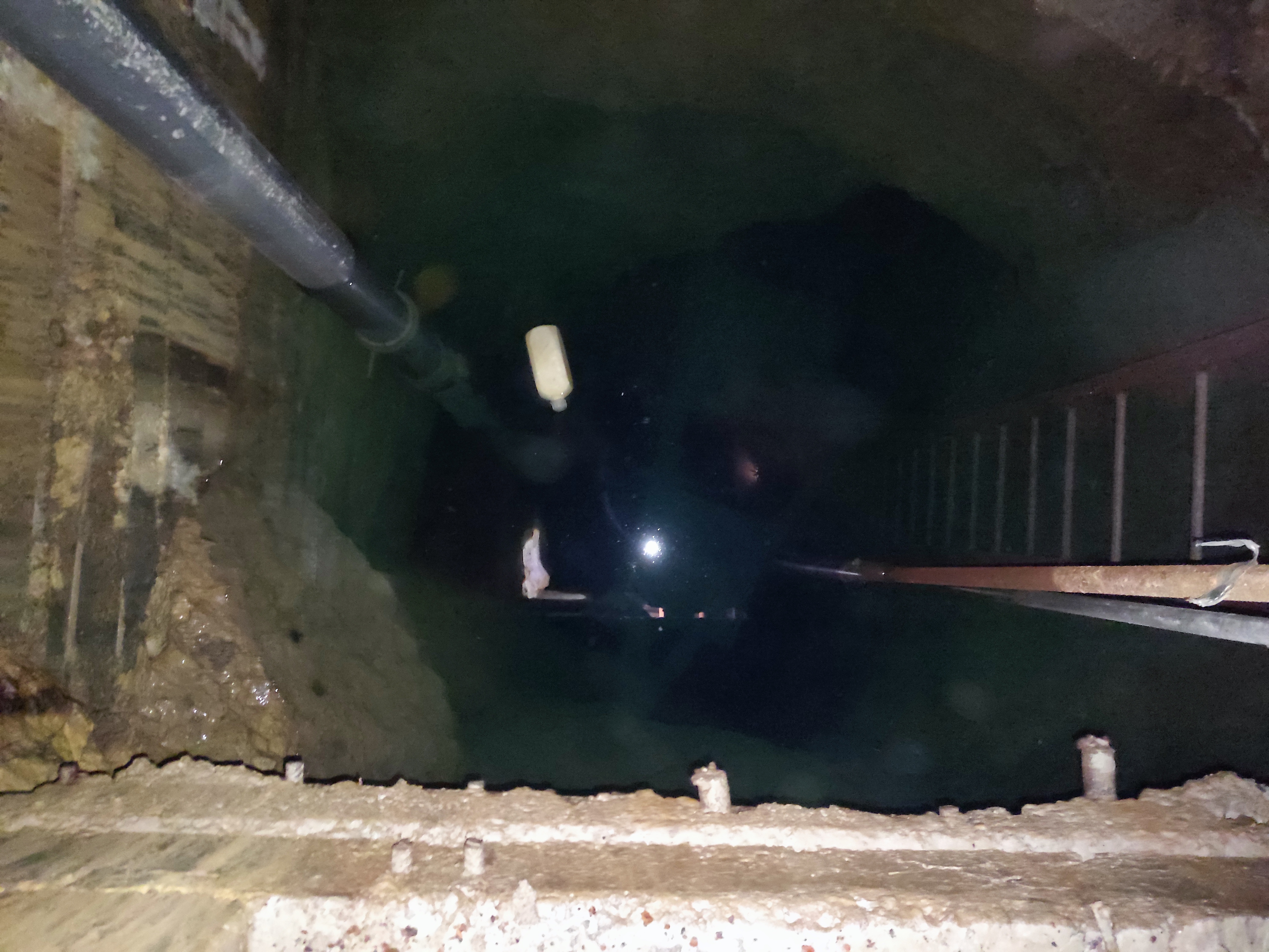 Ipari búvár által ellenőrzött mély akna